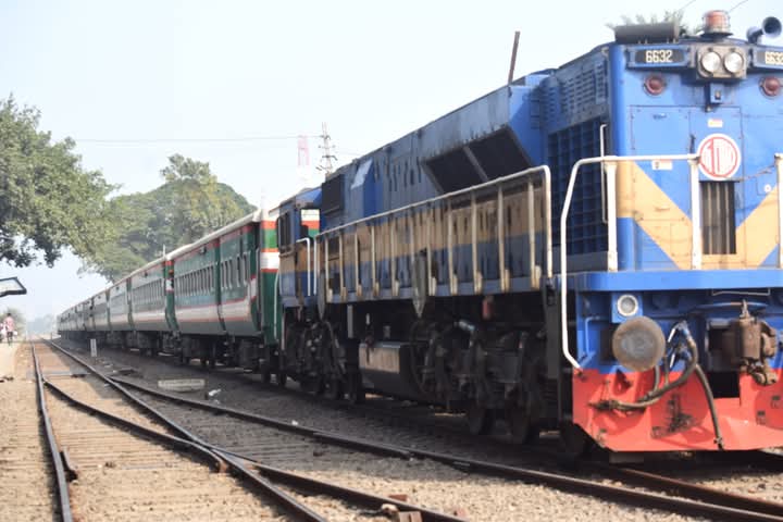‎সারা দেশে বন্ধ ট্রেন চলাচল, ভোগান্তিতে যাত্রীরা
