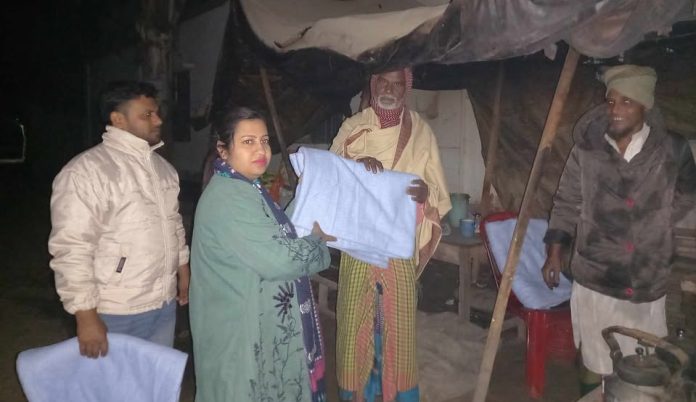 গভীর রাতে শীতার্তদের মানুষের পাশে ভূঞাপুরের ইউএনও