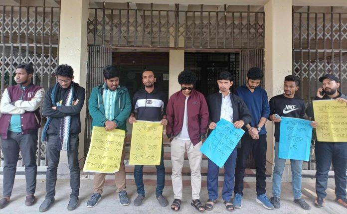 গুচ্ছ পদ্ধতি এবং পোষ্য কোটা বাতিলসহ সাত দাবিতে কুবিতে মানববন্ধন
