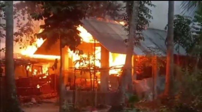 বাগেরহাটে বিএনপির দু’গ্রুপের সংর্ঘষে আহত ২০, ৮টি ঘরে আগুন