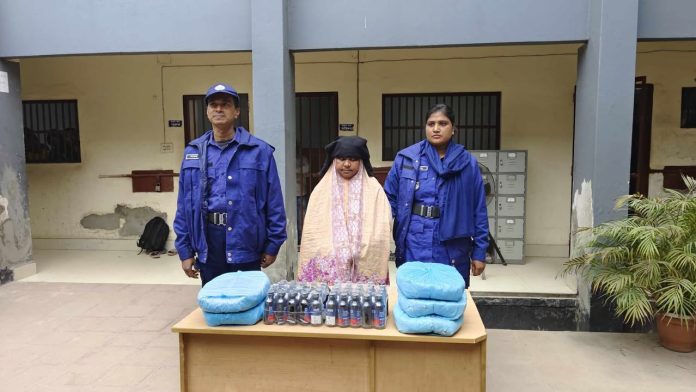 রূপগঞ্জে বিপুল পরিমান গাজা ও ফেন্সিডিলসহ নারী গ্রেফতার