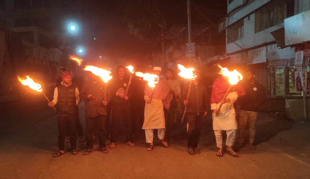 আওয়ামী পন্থী শিক্ষককে প্রো-ভিসি বানানোর চেষ্টার প্রতিবাদে যবিপ্রবি শিক্ষার্থীদের মশাল-মিছিল