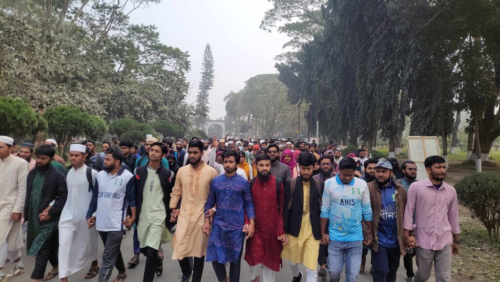 ইবিতে প্রক্টর ও শিক্ষকের উপর হামলার বিচারের দাবীতে প্রতিবাদ ও বিক্ষোভ মিছিল