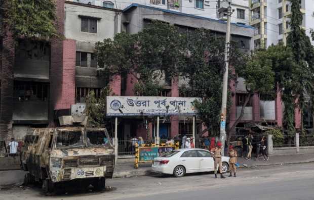 ৩ জনকে ছাড়িয়ে নিতে উত্তরা থানায় হামলা বৈষম্যবিরোধী শিক্ষার্থীদের