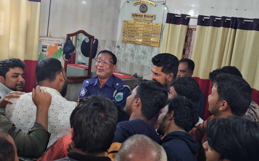 চাঁপাইনবাবগঞ্জে সেনা কর্মকর্তাকে লাঞ্ছিত-হুমকির অভিযোগ, দু:খ প্রকাশ ওসির