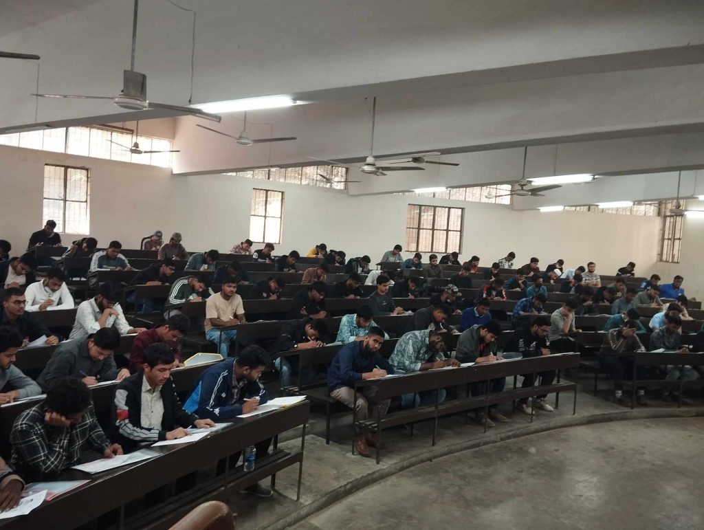 জাবিতে দ্বিতীয় দিনের ভর্তিযুদ্ধ; চলছে 'ডি' ইউনিটে ভর্তিচ্ছু ছাত্রদের পরীক্ষা