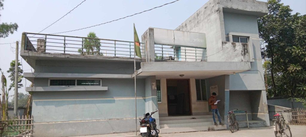 ঠাকুরগাঁওয়ে সময় অনুযায়ী অফিসে না আসার অভিযোগ ভূমি তহসিলদারের বিরুদ্ধে
