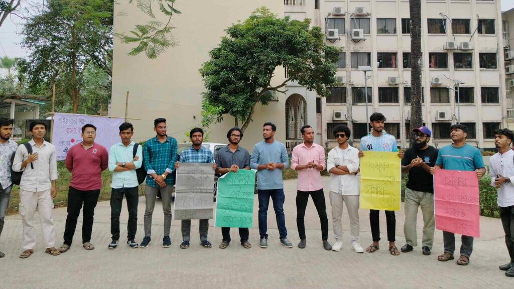 ধর্ষণ, ছিনতাই ও রাহাজানির বিরুদ্ধে কুবিতে বিক্ষোভ