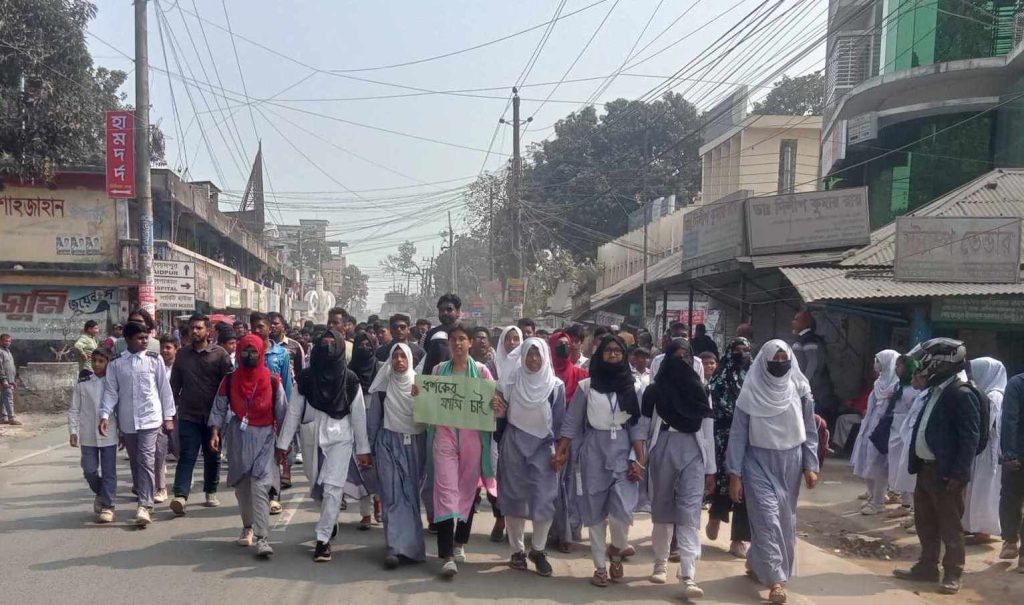 নীলফামারীতে ধর্ষকের সর্বোচ্চ শাস্তির দাবি ও সন্ত্রাসী কর্মকাণ্ডের বিরুদ্ধে বিক্ষোভ