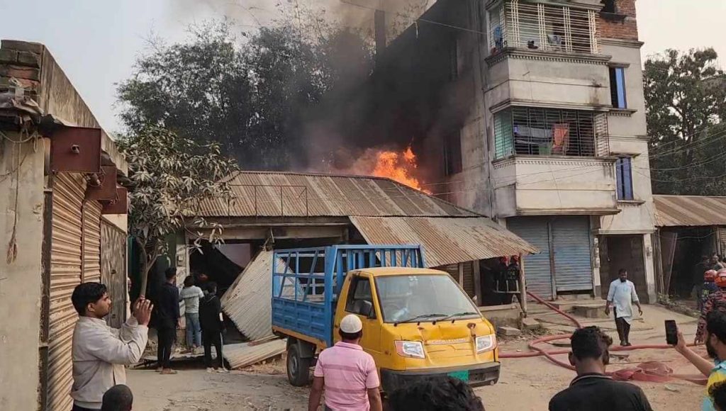 রূপগঞ্জে এলপিজি গ্যাস সিলিন্ডারের গোডাউনে ভয়াবহ আগুন