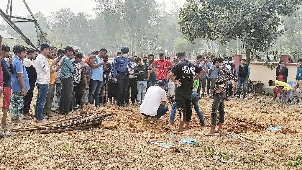 সাভারে জুলাই বিপ্লবে নিহত ৩ জনের লাশ উত্তোলন