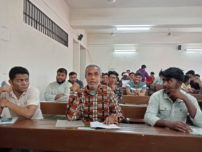 অসুস্থতা ও স্ত্রী চলে যাওয়ার বেদনা পেরিয়েও জাবি ভর্তি পরীক্ষায় ৪৬ বছর বয়সি তকু