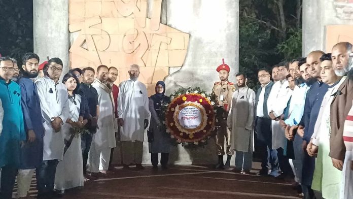 একুশের প্রথম প্রহরে ভাষা শহিদদের স্মরণ করলো কুবি পরিবার