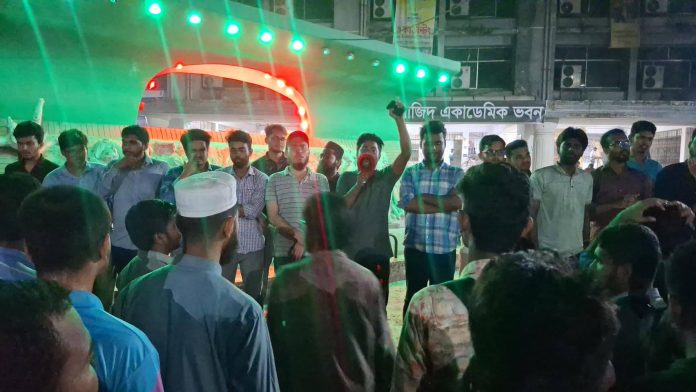 কুয়েট শিক্ষার্থীদের ওপর নৃশংস হামলা, বিচারের দাবিতে জবিতে বিক্ষোভ
