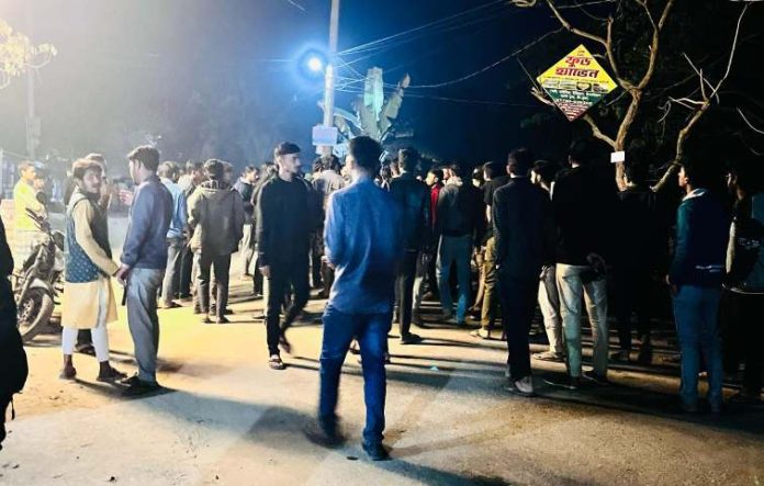 চা খাওয়া নিয়ে বাকবিতণ্ডা ও স্থানীয়দের হামলায় নজরুল বিশ্ববিদ্যালয়ের ৪ শিক্ষার্থী আহত