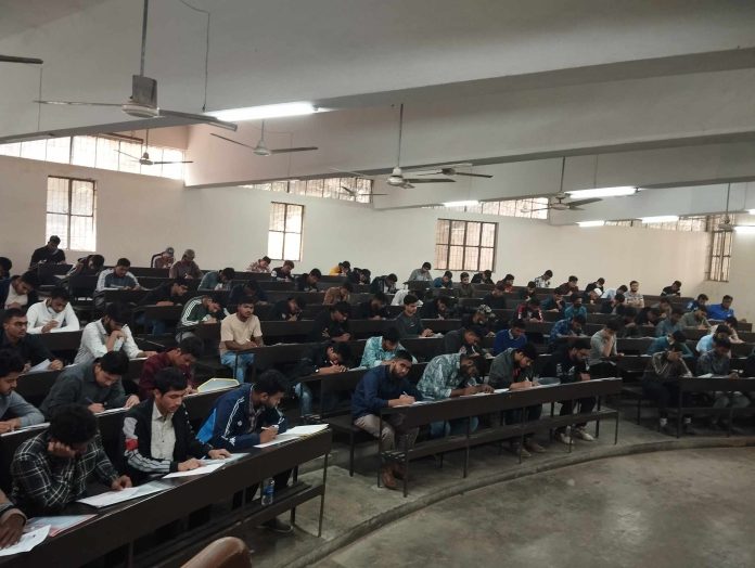 জাবিতে দ্বিতীয় দিনের ভর্তিযুদ্ধ; চলছে 'ডি' ইউনিটে ভর্তিচ্ছু ছাত্রদের পরীক্ষা