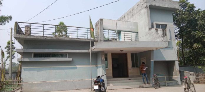 ঠাকুরগাঁওয়ে সময় অনুযায়ী অফিসে না আসার অভিযোগ ভূমি তহসিলদারের বিরুদ্ধে