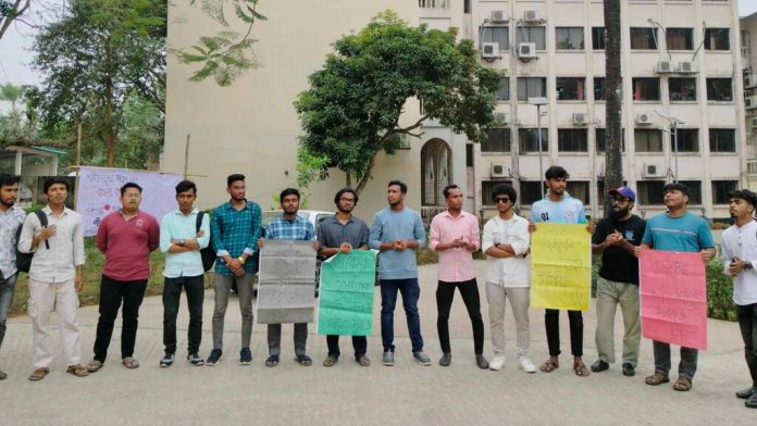 ধর্ষণ, ছিনতাই ও রাহাজানির বিরুদ্ধে কুবিতে বিক্ষোভ