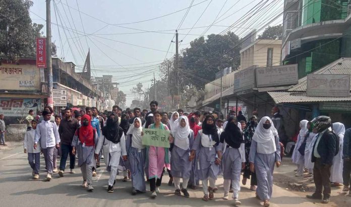 নীলফামারীতে ধর্ষকের সর্বোচ্চ শাস্তির দাবি ও সন্ত্রাসী কর্মকাণ্ডের বিরুদ্ধে বিক্ষোভ