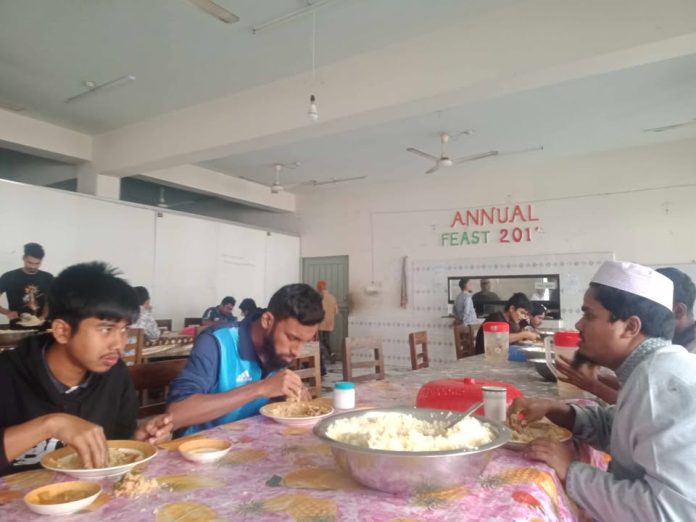 পবিপ্রবির হলগুলোর ডাইনিংয়ে নিম্নমানের খাবারে চড়াও মূল্য, আগ্রহ হারাচ্ছেন শিক্ষার্থীরা