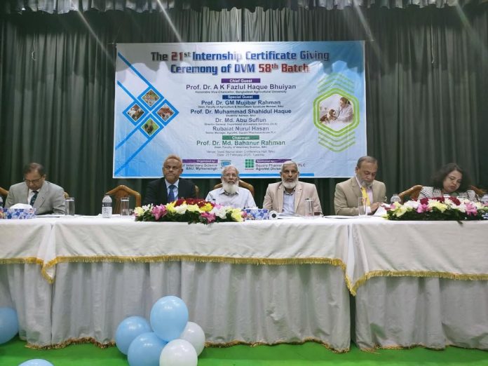 বাকৃবির ৫৮তম ভেটেরিনারি ব্যাচের ১৯১ শিক্ষার্থী পেলেন ইন্টার্নশিপ সনদ