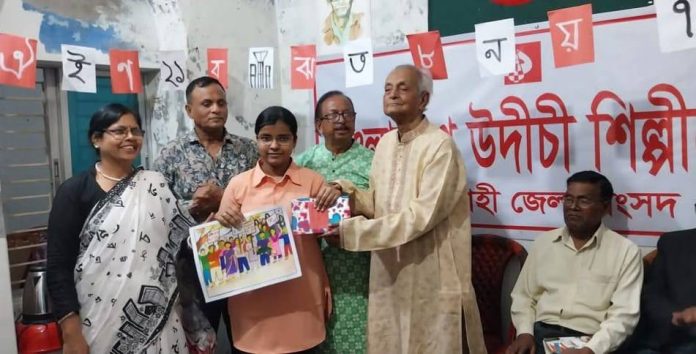 ভাষা সৈনিকের হাত থেকে চিত্রাংকনের পুরস্কার পেল শিশুরা