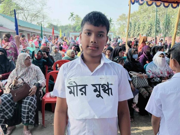মুক্তিযোদ্ধা স্মৃতি বিদ্যালয়ে মুগ্ধ ও সাঈদের চরিত্রে নাটক মঞ্চায়ন