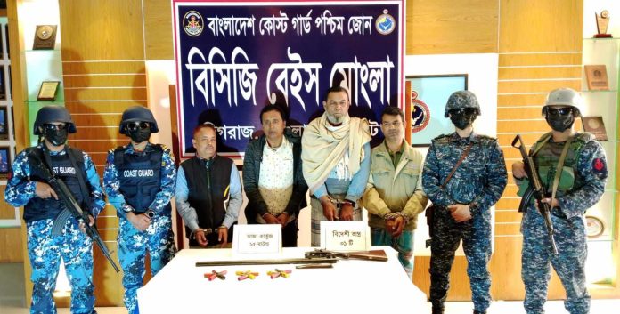 মোংলায় অপারেশন ডেভিল হান্টে আগ্নেয়াস্ত্র সহ আ.লীগের ৪ নেতাকর্মী আটক