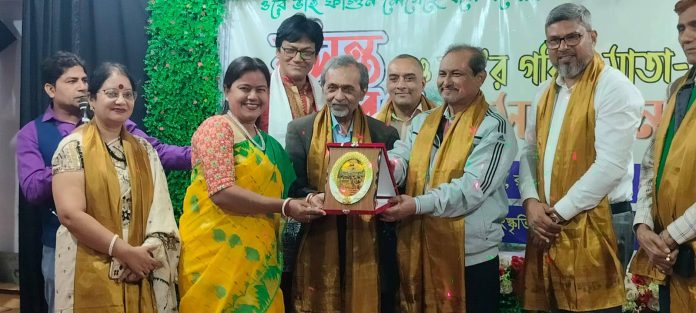 রাজশাহীতে গর্বিত মাতা-পিতারা পেলেন নিক্বণ সম্মাননা