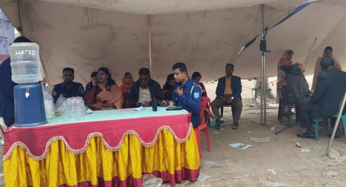 সুপেয় পানি ও বিশ্রামাগার নিয়ে জাবিতে ভর্তিচ্ছু শিক্ষার্থী-অভিভাবকদের পাশে পুলিশ