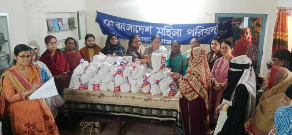 ঈদুল ফিতর উপলক্ষে দুঃস্থ সদস্যদের মাঝে মহিলা পরিষদের ঈদ সামগ্রী বিতরণ