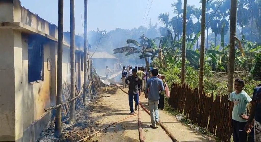 ঈশ্বরদীতে ভয়াবহ অগ্নিকাণ্ড: গৃহবধূসহ ছাগল পুড়ে মৃত্যু, ছাই ১৩টি বসতঘর‎