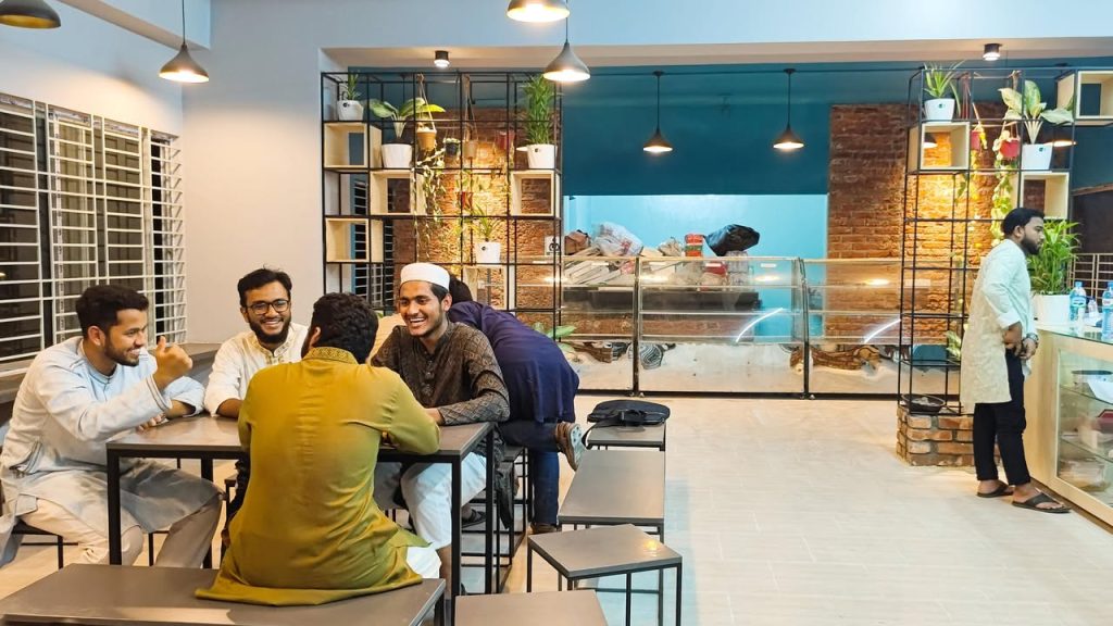 তা’মীরুল মিল্লাতের ক্যাফেটেরিয়ায় গল্প-আড্ডায় বন্ধুত্বের প্রাণবন্ত আলাপ
