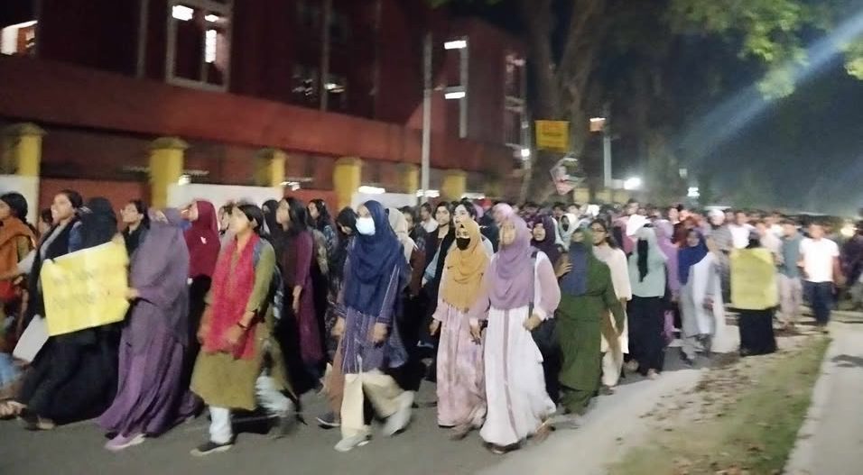 ধর্ষকদের সর্বোচ্চ শাস্তির দাবিতে বিক্ষোভে ফুঁসে উঠেছে বাকৃবির শিক্ষার্থীরা