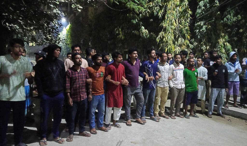 ধর্ষকের বিচার দাবিতে নজরুল বিশ্ববিদ্যালয়ে মধ্যরাতে বিক্ষোভ