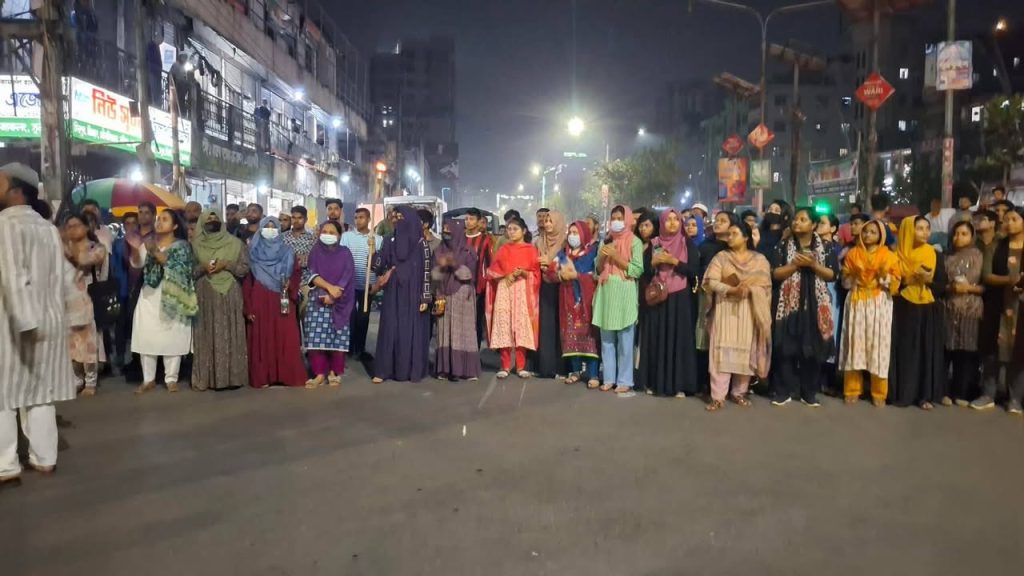 ধর্ষকের সর্বোচ্চ শাস্তির দাবিতে জবি শিক্ষার্থীদের তাঁতিবাজার অবরোধ
