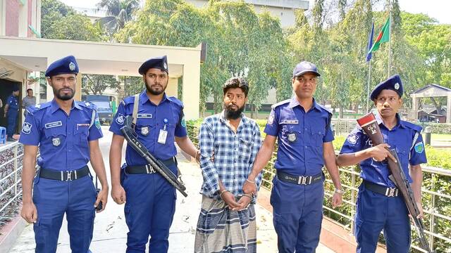 নওগাঁতে চুরি হওয়া ১৩ টি গরু মিললো বগুড়ার বিএনপি নেতার গোয়ালঘরে