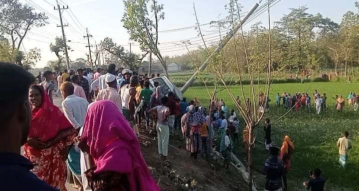 নীলফামারীতে লাশবাহী এ্যাম্বুলেন্স নিয়ন্ত্রণ হাড়িয়ে সড়ক দুর্ঘটনায় আহত ৪
