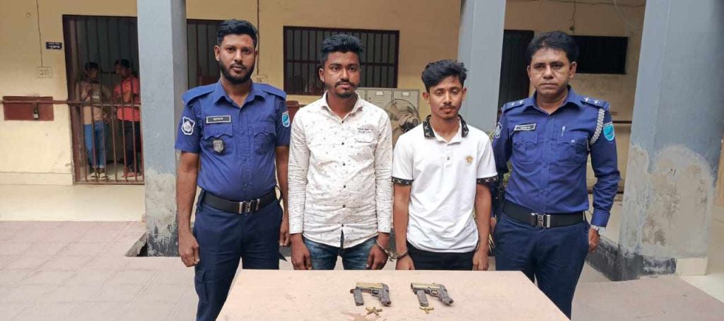 রূপগঞ্জে অস্ত্র বিক্রির সময় বিদেশি পিস্তল সহ আটক ২ যুবক