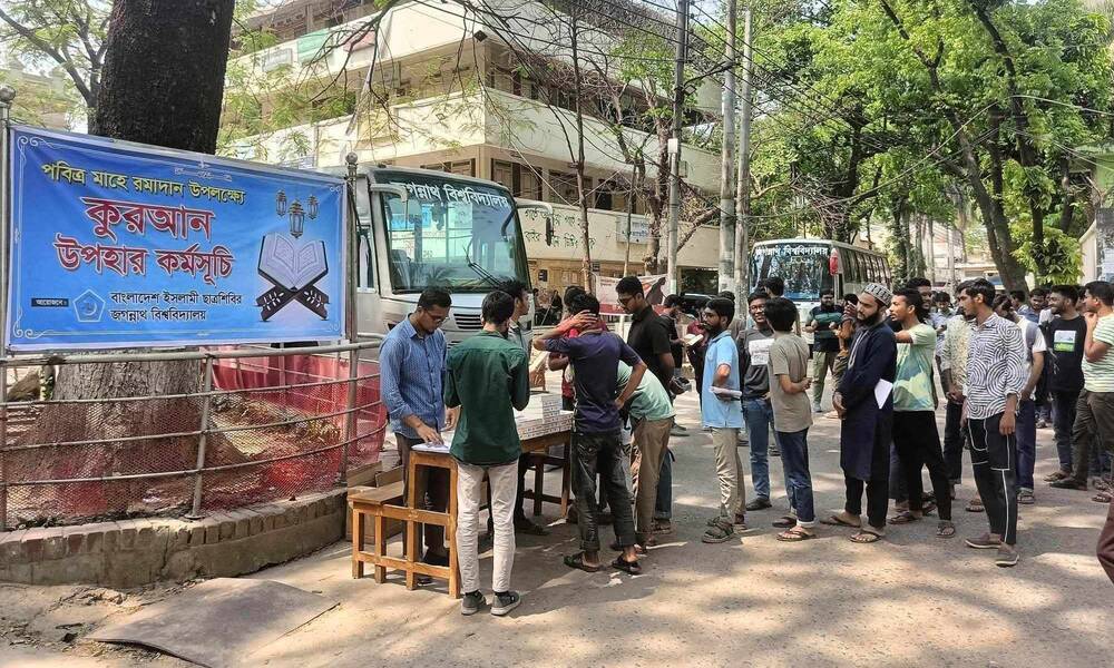 শিক্ষার্থীদের মাঝে জবি শিবিরের কোরআন বিতরণ