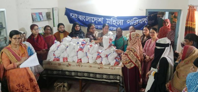 ঈদুল ফিতর উপলক্ষে দুঃস্থ সদস্যদের মাঝে মহিলা পরিষদের ঈদ সামগ্রী বিতরণ