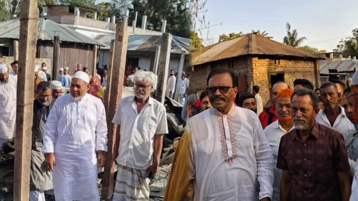 ঈশ্বরদীতে অগ্নিকাণ্ডে ক্ষতিগ্রস্তদের পাশে বিএনপি ও জামায়াত নেতারা