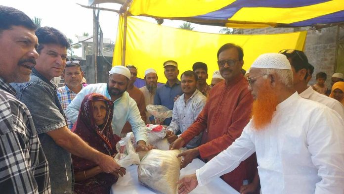 ঈশ্বরদীতে গরীব দুঃস্থ ও অসহায় পরিবারের মাঝে ঈদ সামগ্রী বিতরণ