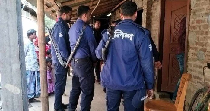 চাঁপাইনবাবগঞ্জে পরকীয়ার জেরে কবিরাজকে কু'পি'য়ে হ'ত্যা