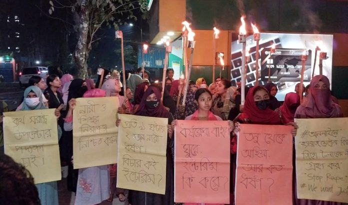 ধর্ষণ ও নির্যাতনের প্রতিবাদে বাকৃবিতে নারী শিক্ষার্থীদের মশাল মিছিল