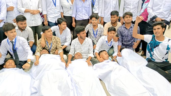 নওগাঁয় কাফনের কাপড় গায়ে পলিটেকনিক শিক্ষার্থীদের সড়ক অবরোধ