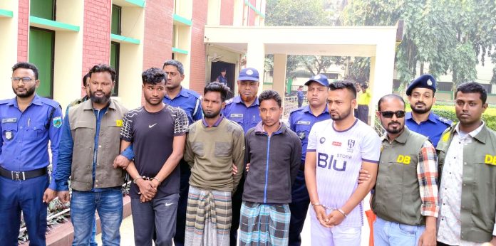 নওগাঁয় পুলিশের দুর্ধর্ষ অভিযান: কুখ্যাত তিন ডাকাত ও মাদক ব্যবসায়ী গ্রেফতার