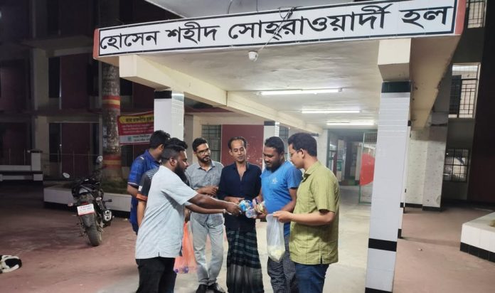 বাকৃবি ছাত্রদলের উদ্যোগে নিরাপত্তা প্রহরীদের মাঝে সেহরি বিতরণ