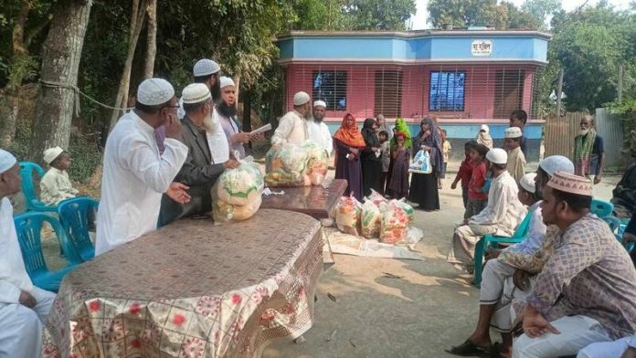 মাদানির কাফেলা সংঘ এর উদ্দোগে ইফতার সামগ্রী বিতরণ
