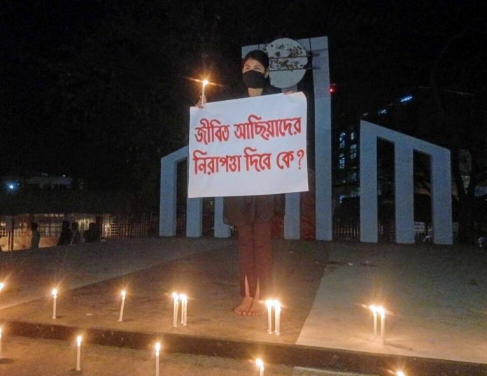 মুখে কালো কাপড় বেঁধে নওগাঁ সরকারি বালিকা বিদ্যালয়ের এক শিক্ষার্থীর নীরব প্রতিবাদ